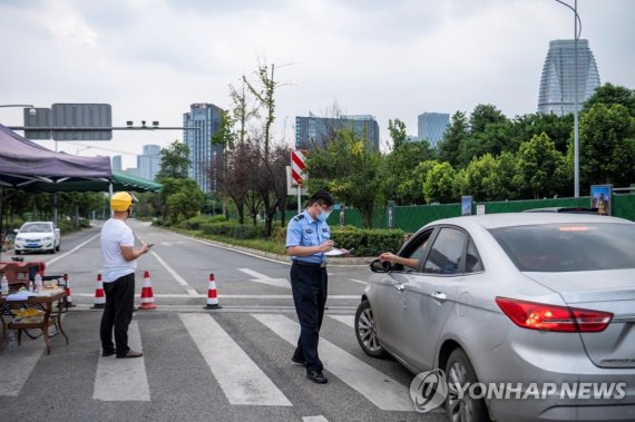 지난 1일 '코로나19 봉쇄' 중국 청두에서 경찰이 차량을 검문하고 있다. 연합뉴스 제공