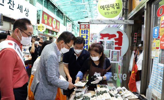 경상원, 10곳 전통시장서 '추석맞이 장보기 행사' 진행