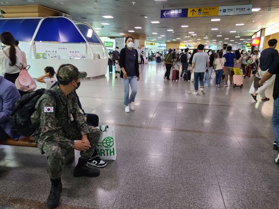 "결혼해라 잔소리 듣겠지만, 엄마 집밥 그리워요" 귀성객 몰린 서울역 [현장르포]