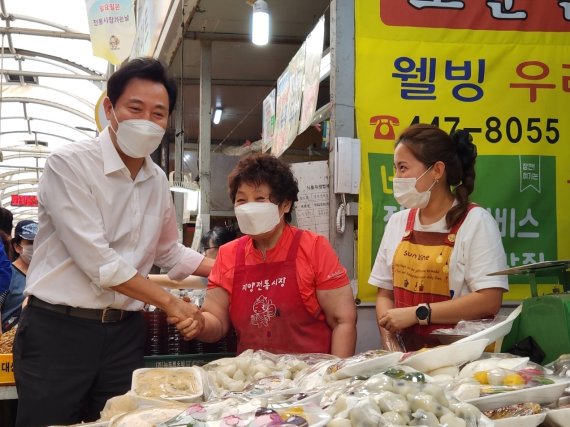 오세훈 서울시장이 8일 오후 서울 광진구 자양전통시장을 찾아 시장 상인들과 인사하고 있다. 2022.9.8./뉴스1 ⓒ News1 윤다정 기자