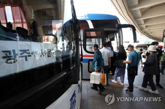 '고향 앞으로'…추석 앞두고 붐비는 역과 터미널 (출처=연합뉴스)