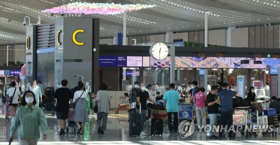 추석 앞둔 인천공항 추석 앞둔 인천공항 (영종도=연합뉴스) 강민지 기자 = 추석 연휴를 하루 앞둔 8일 오후 인천공항 2터미널 출국장에서 여행객들이 오가고 있다. 2022.9.8 mjkang@yna.co.kr (끝)