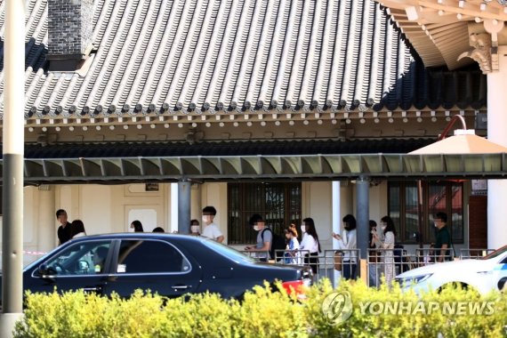 추석연휴 전날, 전주역에 내린 귀성객들 추석연휴 전날, 전주역에 내린 귀성객들 (전주=연합뉴스) 나보배 기자 = 추석 연휴 하루 앞둔 8일 오전 전북 전주시 전주역에서 승객들이 택시를 기다리고 있다. 2022.9.8 warm@yna.co.kr (끝)