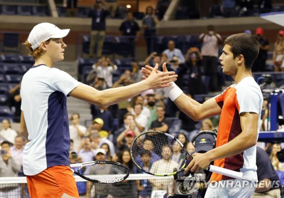 경기 종료 후 악수하는 신네르(왼쪽)와 알카라스 epa10169255 Carlos Alcaraz of Spain (R) shakes hands with Jannik Sinner of Italy (L) after defeating him during a five-hour quarterfinals match at the US Open Tennis Championships at the USTA National Tennis Center in Flushing Meadows, New York, USA, early 08 September 202