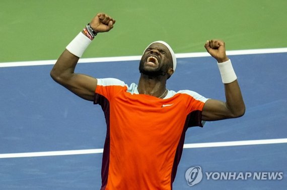 프랜시스 티아포 epa10168717 Frances Tiafoe of the US reacts to defeating Andrey Rublev of Russia in their quarterfinals match of the US Open Tennis Championships at the USTA National Tennis Center in the Flushing Meadows, New York, USA, 07 September 2022. The US Open runs from 29 August through 11 Septembe