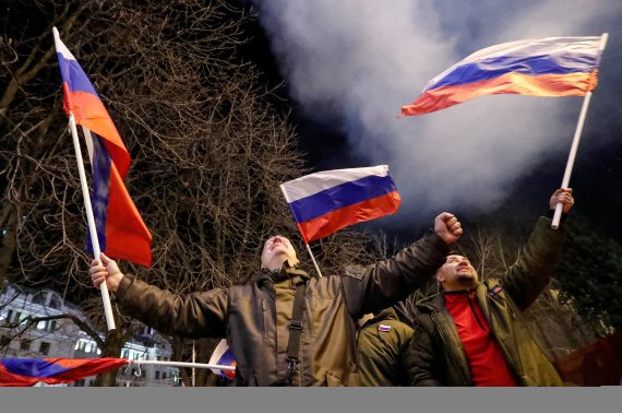 22일(현지시간) 친러시아 운동가들이 도네츠크 한 거리에서 삼색기를 흔들고 있다. 2022.02.22/news1 ⓒ 로이터=뉴스1 ⓒ News1 김민수 기자