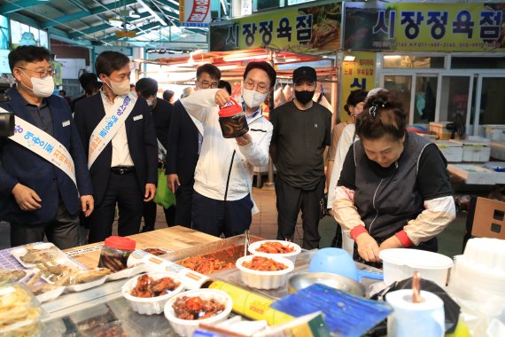 심덕섭 전북 고창군수(중앙)가 전통시장을 찾은 모습. 고창군 제공