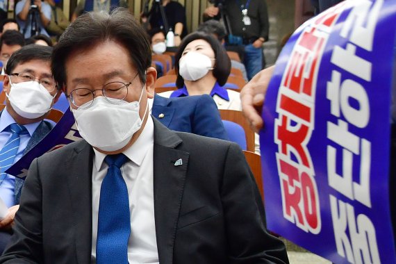 이재명 더불어민주당 대표가 5일 서울 여의도 국회에서 열린 비상 의원총회에서 자료를 확인하고 있다.