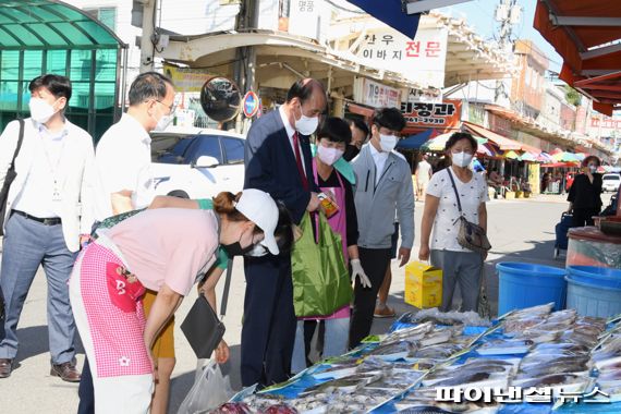 박형덕 동두천시장 8일 추석 명절 맞아 전통시장 격려방문. 사진제공=동두천시