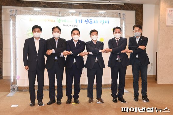 왼쪽부터 조용익 부천시장, 이동환 고양시장, 국토교통부 원희룡 장관, 신상진 성남시장, 최대호 안양시장, 하은호 군포시장. 사진제공=부천시