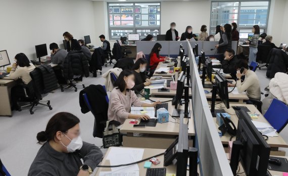 경기도 화성시 동탄출장소 코로나19 행정안내센터의 콜센터 상담사들이 민원 전화를 받는 모습.(사진은 기사 내용과 무관함) /뉴스1 ⓒ News1 /사진=뉴스1