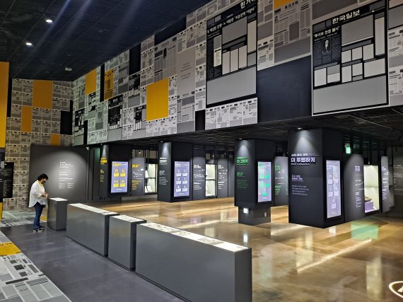 깨어있는시민 문화체험전시관 7전시실 참여정부 국정운영과 당시 사회분위기,노 전 대통령과 관련한 언론보도 등을 살펴 볼 수 있다. 2022.9.8. 김명규 기자