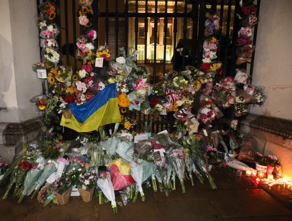 엘리자베스 2세 영국 여왕의 사망 소식이 알려진 8일(현지시간) 런던 버킹엄궁 밖에 시민들이 놓은 꽃과 촛불이 놓여있다.UPI연합뉴스