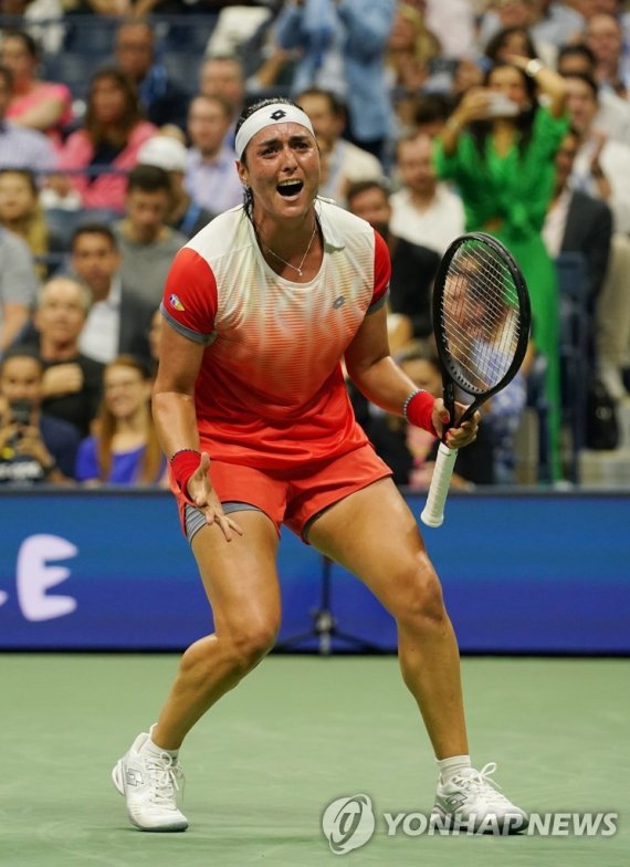온스 자베르 Ons Jabeur celebrates after match point defeating Caroline Garcia in straight sets in the semifinals at the 2022 US Open Tennis Championships in Arthur Ashe Stadium at the USTA Billie Jean King National Tennis Center in New York City on Thursday, September 8, 2022. Photo by Larry Marano/UPI