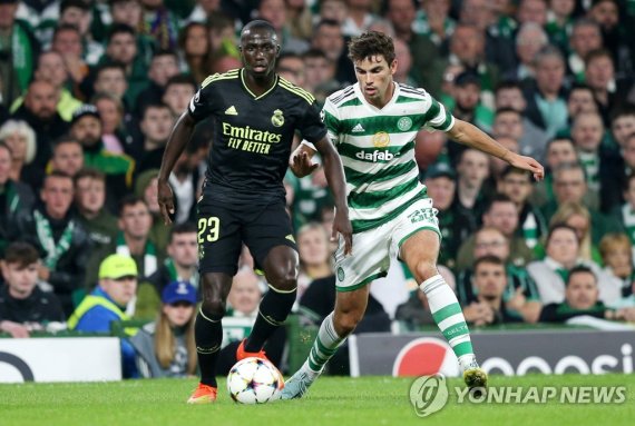 레알 마드리드의 경기 모습. epa10165722 Matthew O'Riley (R) of Celtic in action against Ferland Mendy of Real Madrid during the UEFA Champions League group F match between Celtic Glasgow and Real Madrid in Glasgow, Britain, 06 September 2022. EPA/ROBERT PERRY