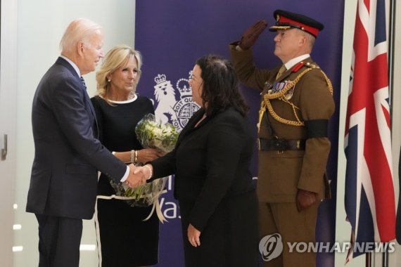 주미 영국대사관 찾은 바이든 대통령 부부 United States President Joe Biden and first lady Dr. Jill Biden sign the condolence book during their visit to the British Embassy in Washington, DC to pay respects following the passing of Queen Elizabeth II on Thursday, September 8, 2022. Photo by Chris Kleponis/UPI