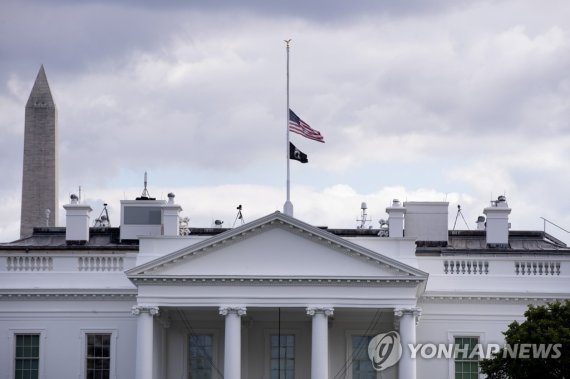 조기 게양한 미 백악관 epa10171832 The United States national flag flies at half-staff over the White House by proclamation of US President Joe Biden, to honor the late Queen Elizabeth II of Britain following her death, in Washington, DC, USA, 08 September 2022. According to a statement issued by Buckingham P