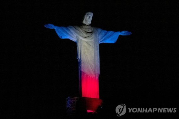 영국 국기 색으로 추모 전하는 브라질 예수상 The statue of Christ The Redeemer bears the colours of Great Britain's flag, on September 8, 2022 in honour of the late Queen Elizabeth II, in Rio de Janeiro, Brazil. - Brazil's President Jair Bolsonaro declared three days of national mourning in Brazil "in condolence for th
