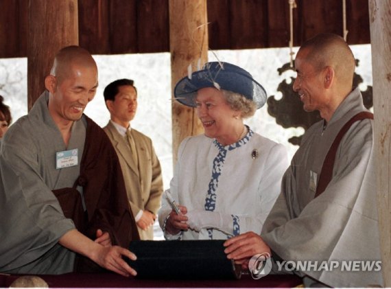 안동 봉정사 방문한 엘리자베스 2세 여왕 안동 봉정사 방문한 엘리자베스 2세 여왕 (서울=연합뉴스) 영국인의 정신적 지주이자 영연방의 수장인 엘리자베스 2세 여왕이 96세로 서거했다. 영국 왕실은 8일(현지시간) 여왕이 이날 오후 스코틀랜드 밸모럴성에서 평화롭게 세상을 떴다고 밝혔다. 사진은 1999년 방한 당시 안동 봉정사를 방문해 스님들과 대화하는 엘리자베스 2세 여왕의 모습. 2022.9.9 [연합뉴스 자료사진] photo@yna.co.kr (끝)