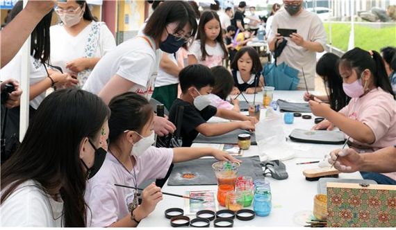 지난해 인천도호부관아에서 열린 추석맞이 민속문화 축제에서 학생들이 전통문화 체험을 하고 있다.