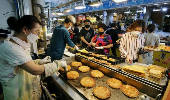 대전 중앙시장에 한 상인이 전을 부치고 있다. ⓒ News1 김기태 기자