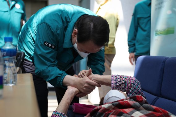 윤석열 대통령이 7일 오후 태풍 ‘힌남노’로 피해를 입은 경북 포항시 대송면 다목적 복지회관에 마련된 주민대피소를 방문해 이재민들을 위로하고 있다. (대통령실 제공) 2022.9.7/뉴스1 ⓒ News1 오대일 기자