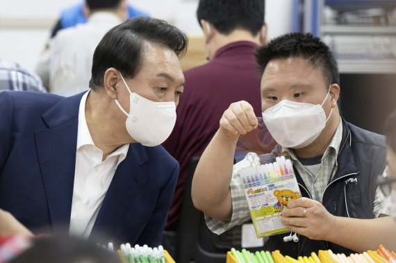 윤석열 대통령이 18일 오후 서울 강남구 충현복지관 보호작업장에서 발달장애인 훈련생 및 근로인들과 색연필 포장 작업을 체험하고 있다. (대통령실 제공) 2022.8.18/뉴스1 ⓒ News1 오대일 기자