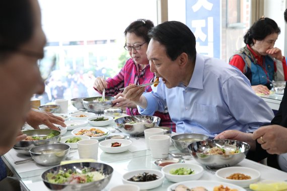 윤석열 대통령이 31일 부산 중구 자갈치시장의 한 횟집에서 조승환 해양수산부 장관, 상인·어업인 대표들과 오찬을 하고 있다. 대통령실사진기자단 2022.5.31/뉴스1 ⓒ News1 안은나 기자