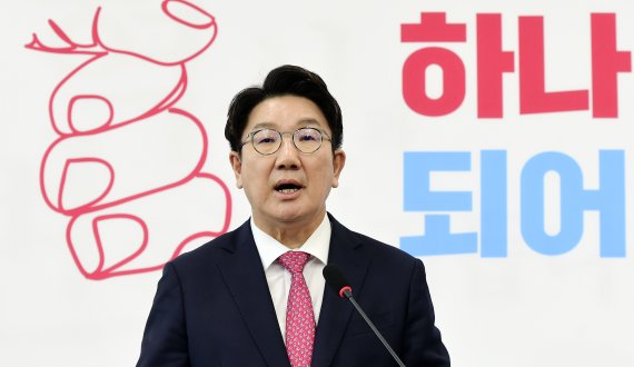 [서울=뉴시스] 전진환 기자 = 권성동 국민의힘 원내대표가 8일 국회에서 원내대표직 사퇴 기자회견을 하고 있다. (공동취재사진) 2022.09.08. photo@newsis.com