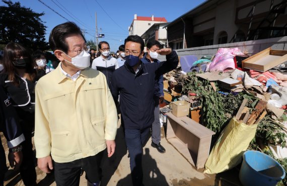 [포항=뉴시스] 고범준 기자 = 이재명 더불어민주당 대표가 7일 오전 제11호 태풍 '힌남노' 영향으로 피해를 입은 경북 포항시 남구 대송면 인근 주택을 찾아 현장을 살펴보고 있다. 2022.09.07. bjko@newsis.com