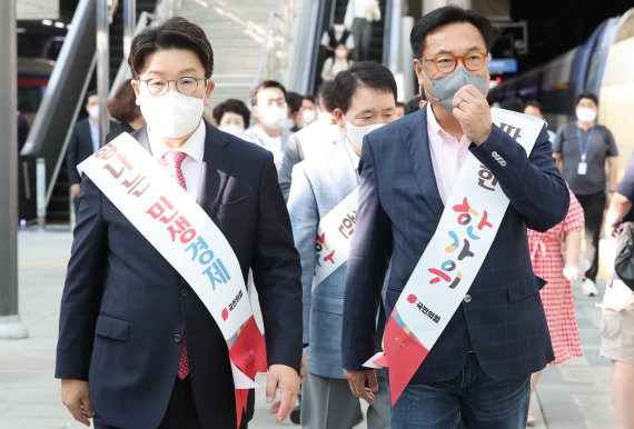 [서울=뉴시스] 국회사진기자단 = 국민의힘 새 비대위원장에 임명된 정진석 국회부의장과 권성동 원내대표가 8일 중구 서울역에서 귀성객들에게 인사를 위해 승강장으로 향하고 있다. 2022.09.08. photo@newsis.com