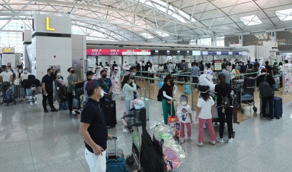 인천공항 제1여객터미널 출국장에서 탑승수속을 기다리고 있는 여행객들. /뉴스1