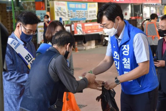 장철민 민주당 국회의원(대전 동구)이 추석 명절을 하루 앞둔 9일 구의원들과 꼼지락시장을 찾아 장보기 행사를 하고 있다.