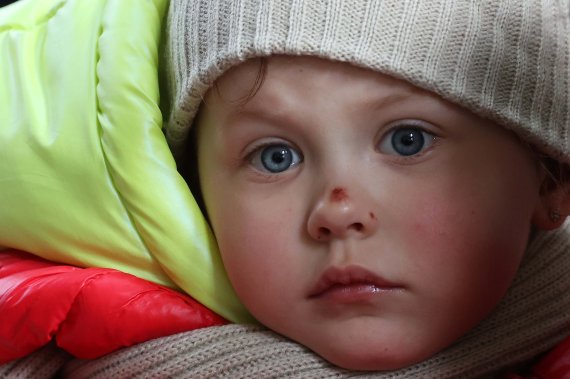 우크라이나 접경 도시인 폴란드 프셰미실 중앙역에서 피란길에 오른 아기가 어머니의 품에 안겨 있다. 2022.3.4/뉴스1 ⓒ News1 조태형 기자