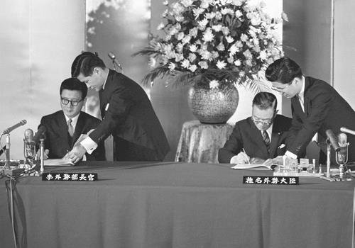 한일 수교 협정 (도쿄 교도=연합뉴스) 1965년 6월 22일 이동원(왼쪽) 당시 한국 외무부 장관과 시이나 에쓰사부로(椎名悅三郞) 당시 일본 외무상이 일본 도쿄도(東京都) 소재 총리관저에서 한일기본조약에 서명하고 있다. [교도=연합뉴스 자료사진]