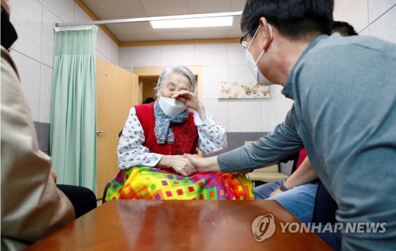 드디어 만난 가족 드디어 만난 가족 (부천=연합뉴스) 비접촉 대면 면회만 가능했던 요양병원과 요양시설에서 접촉 면회가 허용된 첫날인 30일 오전 경기 부천시 가은병원에서 김순임 어르신이 가족과 면회를 하고 있다. 정부는 감염 관리를 위해 지난해 11월 18일부터 해당 기관들의 비접촉 대면 면회만 허용해왔으나, 최근 확진자 발생 감소 추세 등을 고려해 이날부터 5월 22일까지 3주간 제한을 풀기로 했다. 2022.4.30 [보건복지부 제공. 재판매 및 DB 금지] photo@yna.co.kr (끝)