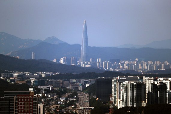 [용인=뉴시스] 백동현 기자 = 지난 8일 오후 신갈IC 인근 하늘에서 바라본 서울스카이 모습. (항공촬영 협조 : 경기북부경찰청 항공대 이석주 경감, 장도형 경위) 2022.09.10. livertrent@newsis.com