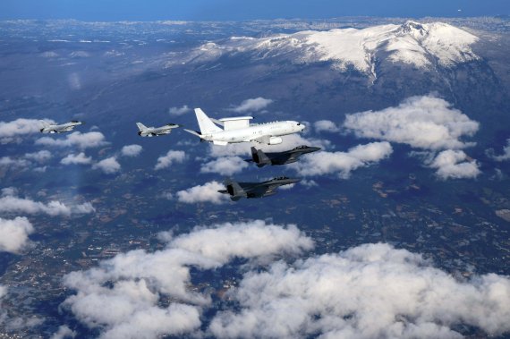 공군 항공통제기 피스아이(Peace Eye, E-737)가 F-15K와 KF-16 전투기의 엄호를 받으며 제주 한라산 상공 비행하고 있다. (국방부 제공) 2022.1.1/뉴스1