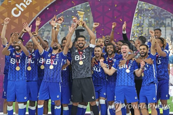 루사일 슈퍼컵에서 우승한 사우디 프로팀 알 힐랄 선수단. Hilal's players celebrate winning the Lusail Super Cup football match between Saudi Arabia's Al-Hilal and Egypt's Zamalek at the Lusail Stadium on the outskirts of Qatar's capital Doha on September 9, 2022. (Photo by Karim JAAFAR / AFP)