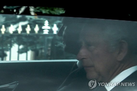 생각에 잠긴 찰스 3세 TOPSHOT - Britain's King Charles III (R) is driven away from Balmoral Castle in Ballater, on September 9, 2022, a day after Queen Elizabeth II died at the age of 96. - Queen Elizabeth II, the longest-serving monarch in British history and an icon instantly recognisable to billions of pe