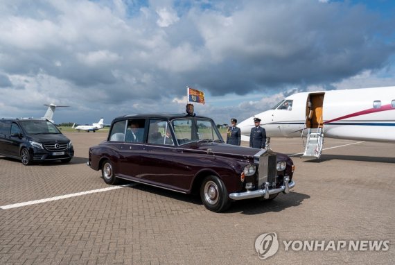 왕실 리무진에 탑승한 찰스 3세와 커밀라 왕비 King Charles and Queen Camilla arrived at RAF Northolt and are welcomed by Station Commander Group Captain McPhaden , Britain September 9, 2022. Arthur Edwards/Pool via REUTERS