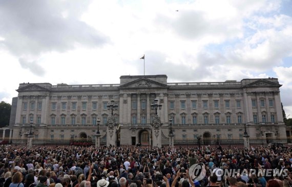 버킹엄궁 앞 가득 채운 인파 Britain's King Charles III and Britain's Camilla, Queen Consort (C) walk into Buckingham Palace after greeting the crowd and looking at floral tributes, in London, on September 9, 2022, a day after Queen Elizabeth II died at the age of 96. - Queen Elizabeth II, the longest-serving mo