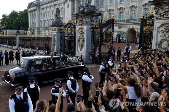 새 국왕의 버킹엄궁 입성 Britain's King Charles arrives at Buckingham Palace, following the passing of Queen Elizabeth, in London, Britain, September 9, 2022. REUTERS/Andrew Boyers