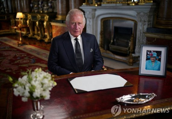 첫 대국민 연설하는 찰스 3세 King Charles III delivers his address to the nation and the Commonwealth from Buckingham Palace, London, following the death of Queen Elizabeth II on Thursday. Picture date: Friday September 9, 2022. Yui Mok/Pool via REUTERS TPX IMAGES OF THE DAY