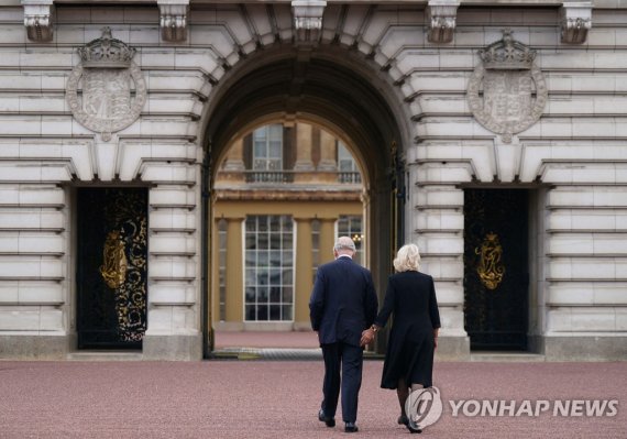 버킹엄궁에 걸어서 들어가는 찰스 3세 국왕과 커밀라 왕비 Britain's King Charles III and Britain's Camilla, Queen Consort walk towards Buckingham Palace in London, on September 9, 2022, a day after Queen Elizabeth II died at the age of 96. - Queen Elizabeth II, the longest-serving monarch in British history and an icon insta