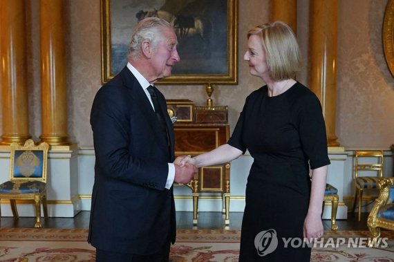 찰스 3세와 리즈 트러스 영국 총리 회동 Britain's King Charles III (L) greets Britain's Prime Minister Liz Truss (R) during their first meeting at Buckingham Palace in London on September 9, 2022. - Queen Elizabeth II, the longest-serving monarch in British history and an icon instantly recognisable to billions of p