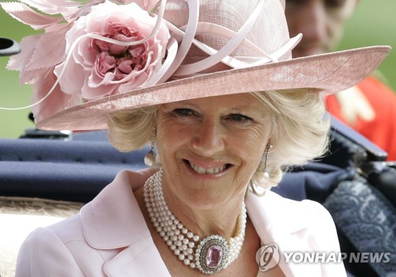 2009년 당시의 커밀라 왕비 FILE - Britain's Camilla, the Duchess of Cornwall arrives by carriage in the parade ring, on the second day of the Royal Ascot horse racing meeting at Ascot near Windsor, England, Wednesday, June, 17, 2009. After seven decades, the United Kingdom has a new woman to call queen. Camil