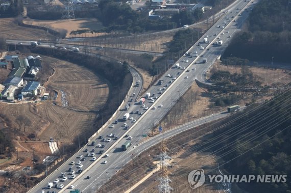 귀성행렬 시작 귀성행렬 시작 (평택=연합뉴스) 박동주 기자 = 설 연휴를 하루 앞둔 28일 오후 경찰청 헬기에서 바라본 경기도 평택 서해안고속도로에서 귀성 차량 등이 이동하고 있다. 2022.1.28 [항공촬영협조 = 서울지방경찰청 문흥주 경감, 심동국 경위] pdj6635@yna.co.kr (끝)