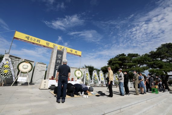 추석인 10일 오전 경기도 파주 임진각 망배단에서 열린 제53회 합동경모대회에 참석한 실향민 가족들이 헌화 및 차례를 지내고 있다. 2022.9.10/뉴스1 ⓒ News1 박세연 기자