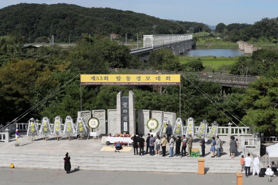 추석인 10일 오전 경기도 파주 임진각 망배단에서 열린 제53회 합동경모대회에 참석한 실향민 가족들이 차례를 지내고 있다. 2022.9.10/뉴스1 ⓒ News1 박세연 기자